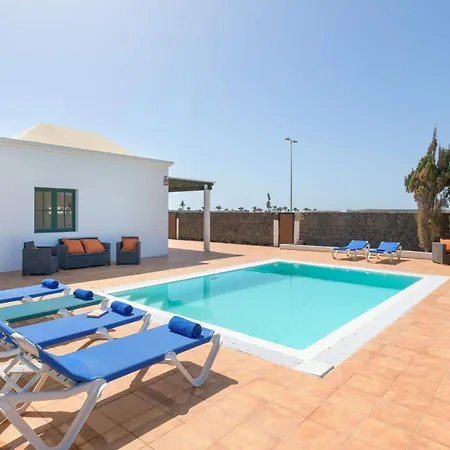 Vista De La Montaña Playa Blanca (Lanzarote)